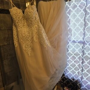 Elegant Lace Wedding Dress in Cream